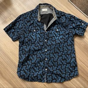 Jach’s Short Sleeve Button Down Blue Skulls Large
